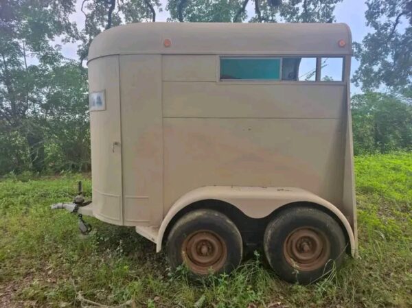 Cherokee two horse trailer